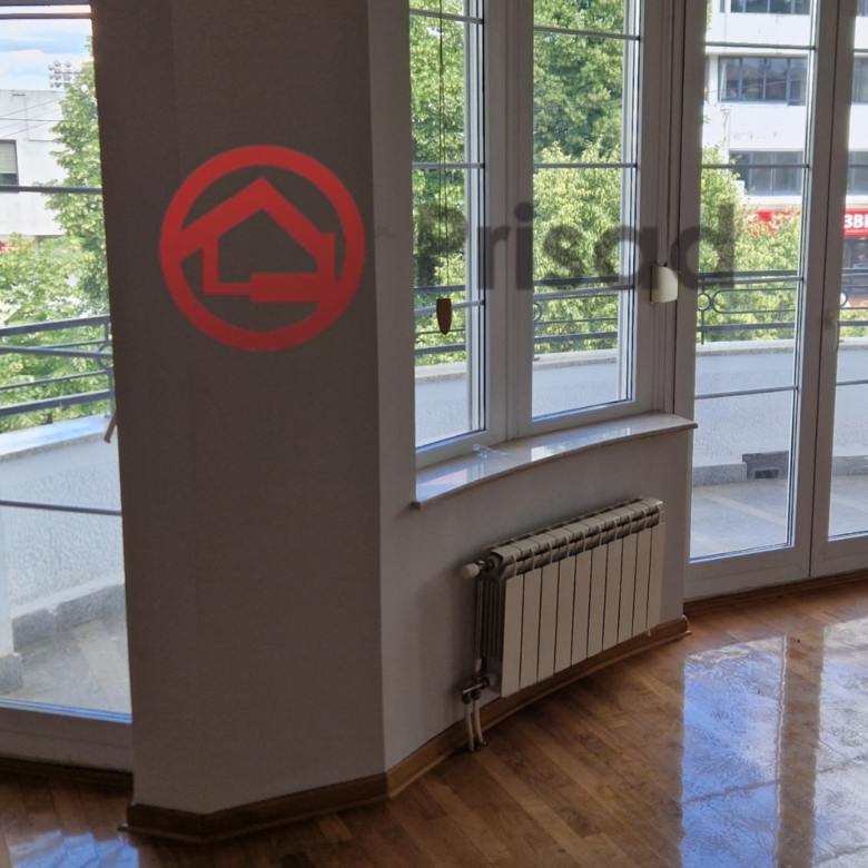 DEDINJE – Luksuzna porodična kuća u neposrednoj blizini stadiona „Rajko Mitić“